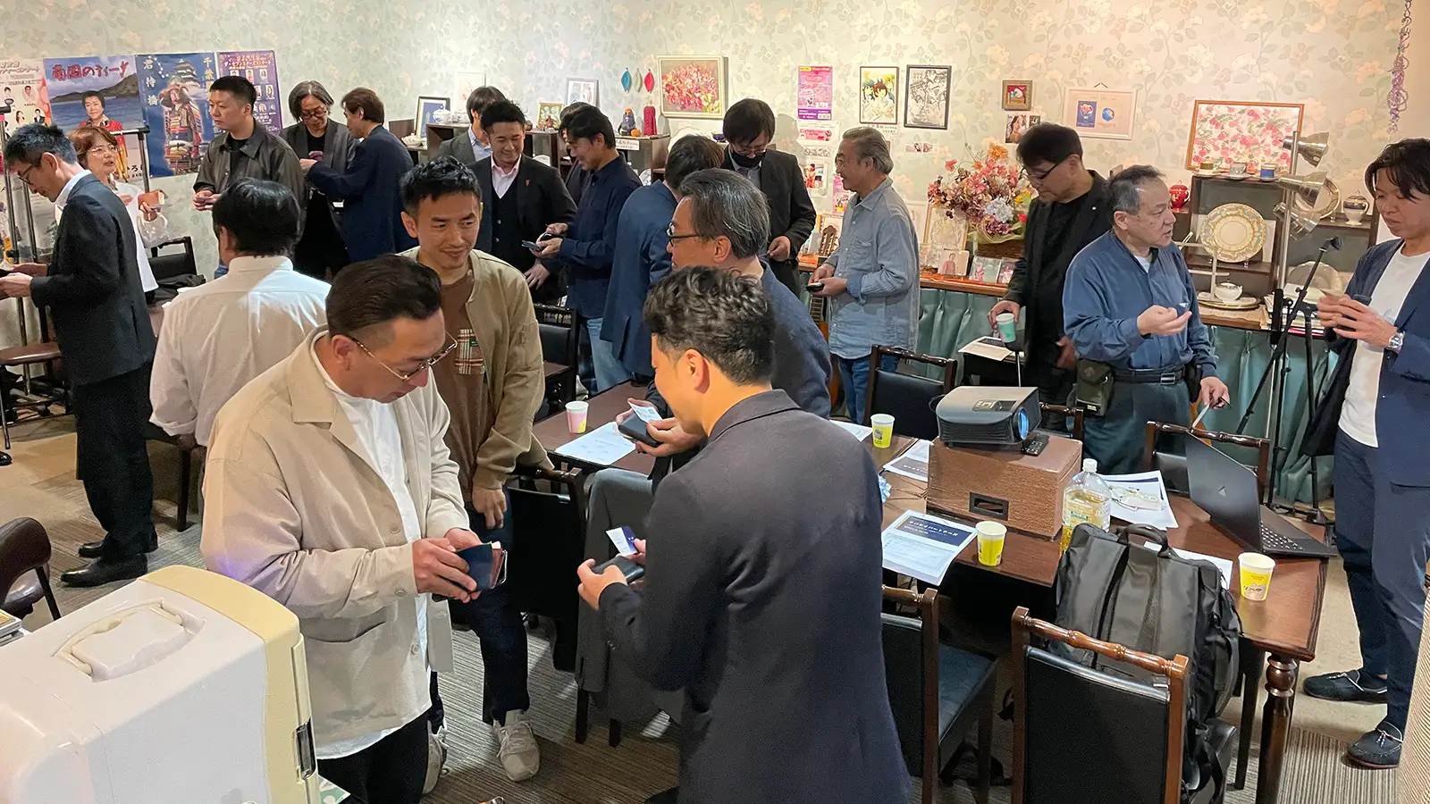 第1回 チバケイパートナーズ 交流会 vol.1 の様子。参加した経営者の皆さまが和やかに歓談している会場の風景。